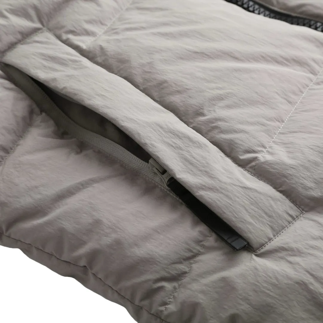 P1010 [Exclusive supply] Canada Goose Black Label Badge Hooded Down Jacket (Khaki) The high-quality filling is made of 90 national standard high-quality white duck down, selected high-loft velvet, weighing 240g, light and warm, with excellent temperature locking performance and good resilience. The fabric is woven with 400T high-count yarn. After special water-repellent treatment, the surface forms a lotus leaf effect - raindrops will slide down like beads, and snow particles will fall off when touched. The tear resistance reaches 200N (approximately 20kg load-bearing), the light gray matte texture breaks the stereotype of "outdoor clothing = hardcore", and the soft luster presents a high-end matte effect under urban neon lights, seamlessly switching scenes from ski resorts to CBD office buildings. The ribbon is woven with polyester as the base, and the brand letters are decorated on the ribbon through high-precision computer embroidery. The edges of the pattern are clear, the stitches are fine and even, and multiple layers of embroidery thread are stacked to enhance the three-dimensional effect. Precision thread reinforcement prevents linting and ensures the fluffy and resilient elasticity lasts as new. The embedded cuffs are three-dimensionally woven to form a "wavy" elastic structure, which forms natural folds when fitting the wrist, increasing the contact area with the skin, thus improving the windproof effect. At the same time, micro-velvet treatment is added to the inside of the cuffs, which feels like a second layer of skin and avoids friction on the skin from metal zippers or hard fabrics. Size:S-M-L-XL